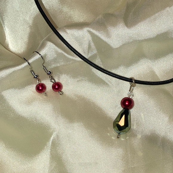 Swarovski crystal pendant leather cord & earrings - Picture 4 of 8